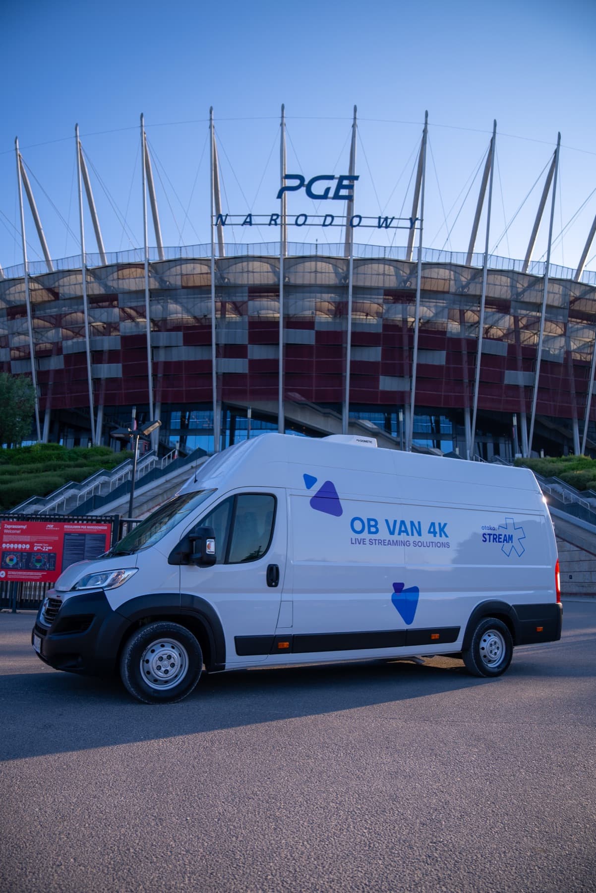 Wóz transmisyjny OTAKO.stream przed Stadionem Narodowym