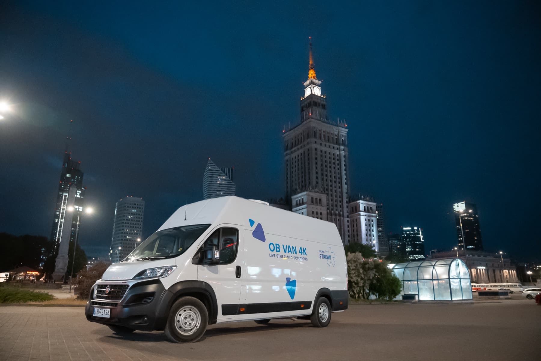 Wóz transmisyjny OTAKO.stream podczas realizacji w Warszawie